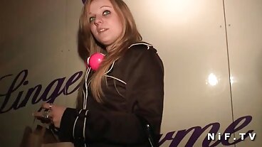 Adegan gaya anjing dengan miang Natalie Brooks dan Nicolette Shea daripada Reality Kings seks abang adik