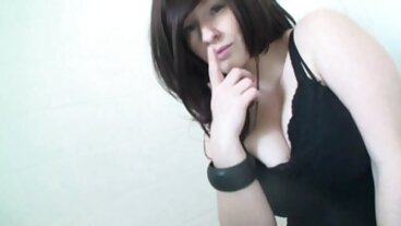 Aksi handjob dengan Scarlett Bloom yang cantik dari Evil Angel seks amoi